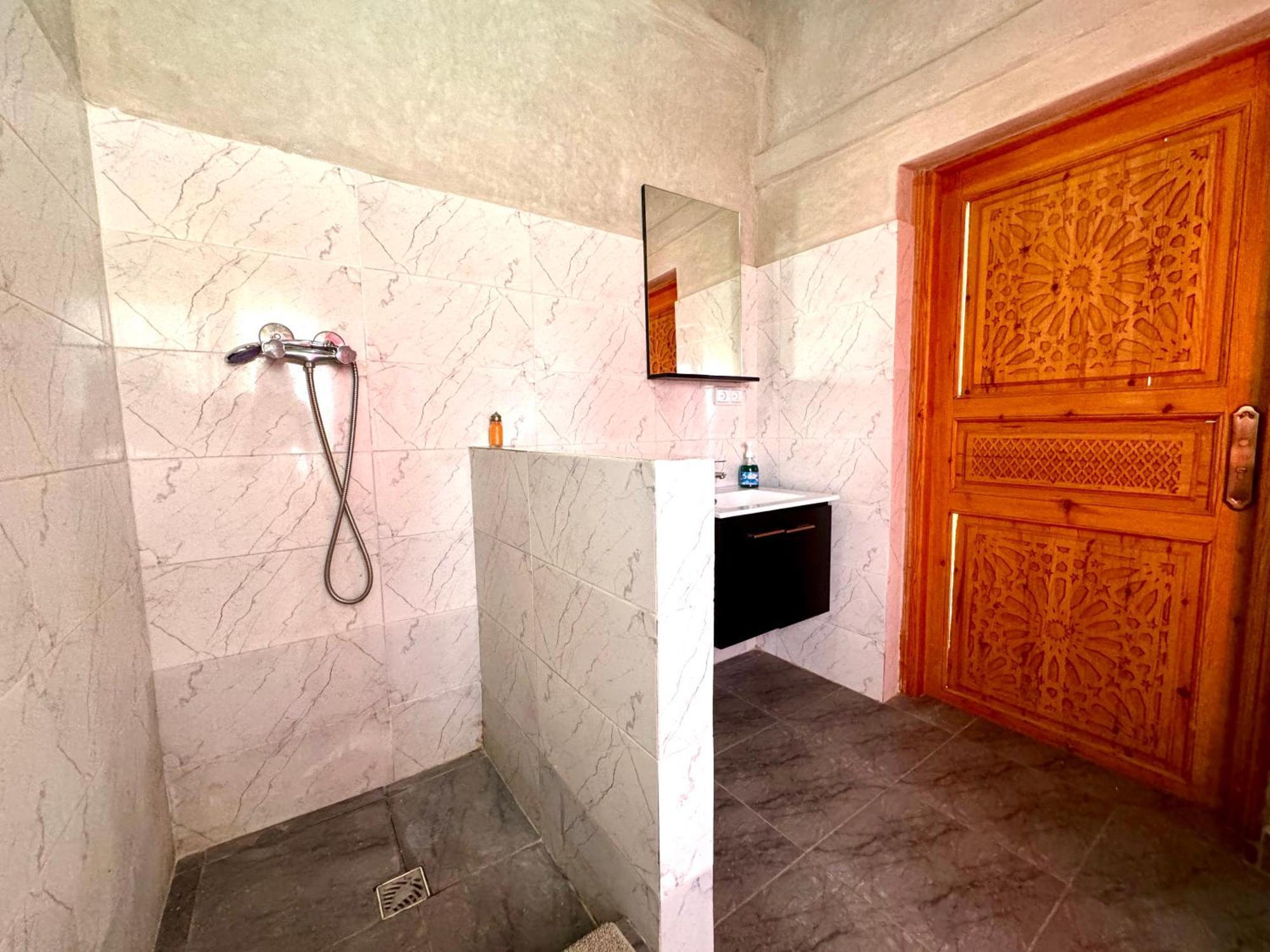 Jenny Lynn Hotel Tazrou ภายนอก รูปภาพ